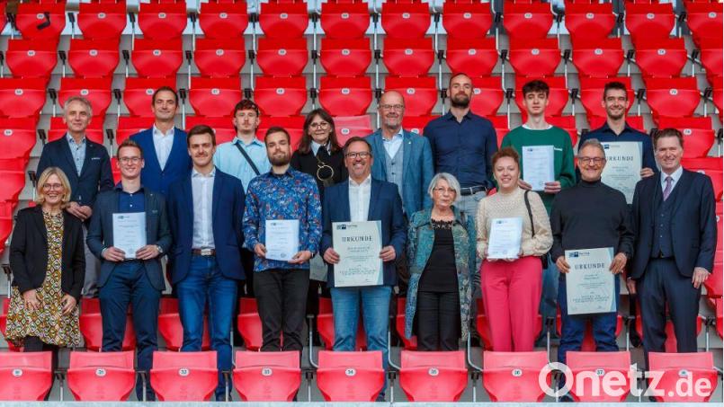 Die besten Auszubildenden des IHK-Prüfbezirks Amberg-Sulzbach erhielten im Regensburger Jahnstadion ihre Urkunden. Mit auf dem Bild sind auch Vertreter der IHK und der jeweiligen Ausbildungsbetriebe zu sehen. Bild: Uwe Moosburger/altrofoto.de