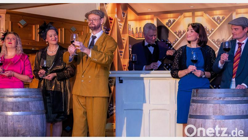 Das Ensemble der Freudenberger Bauernbühne, hier bei der verhängnisvollen Weinprobe, führt den Dinner-Krimi „Teufelsbrut“ auf. Bild: gio