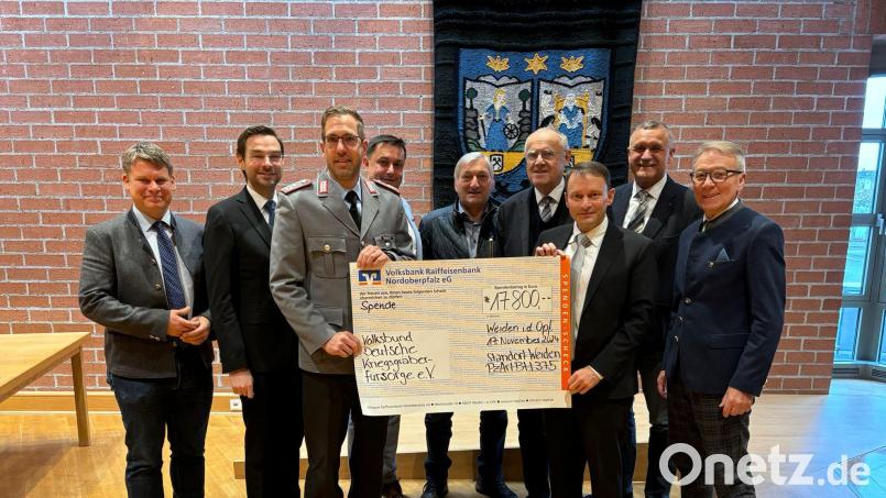 Oberstleut nant Daniel Granich, stellvertretender Bataillonskommandeur des Panzerartilleriebatail lons 375, übergibt den symbolischen Spendenscheck an Oberbürgermeister Jens Meyer. Bild: Gollwitzer