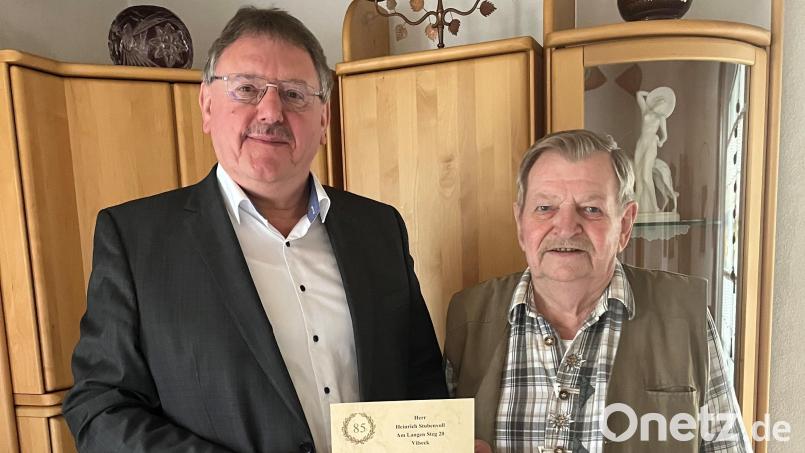 Bürgermeister Hans-Martin Schertl (links) überbringt dem Jubilar Heinrich Stubenvoll zum 85. Geburtstag die Glückwünsche der Stadt Vilseck. Bild: Stefanie Gradl