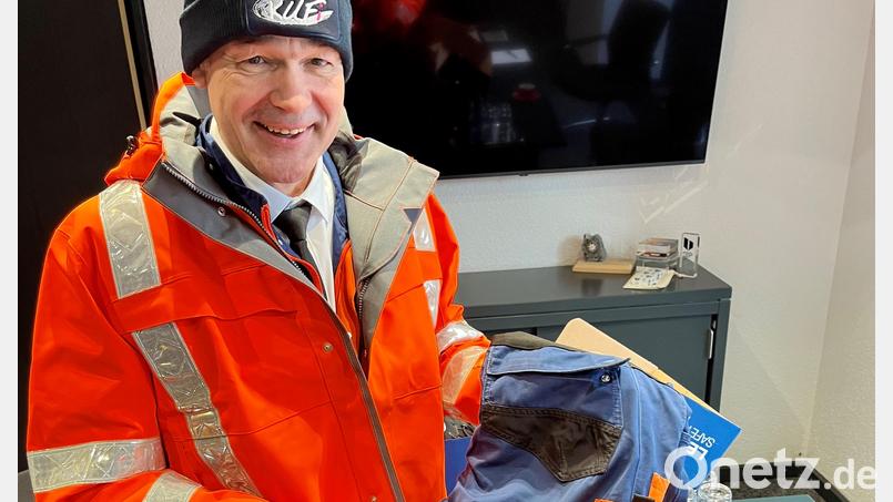 Die Warn- und Schutzkleidung liegt bereit: Am Freitag wird Landrat Peter Berek in Marktredwitz Biotonnen leeren. Bild: Anke Fähnrich/Landratsamt Wunsiedel/exb