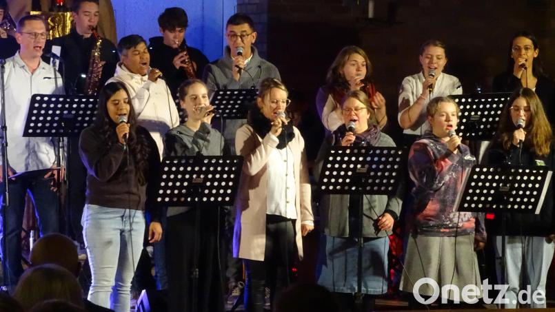 Die Franziskus-Band aus Kempten gab ein Gastspiel in der Dürnsrichter Pfarrkirche. Geleitet wurde sie von dem aus Wolfring stammenden Matthias Heimler (links), der gleichzeitig auch die 1988 von ihm mit gegründete Fensterbacher Gruppe Charisma musikalisch präsentierte. Bild: Houschka