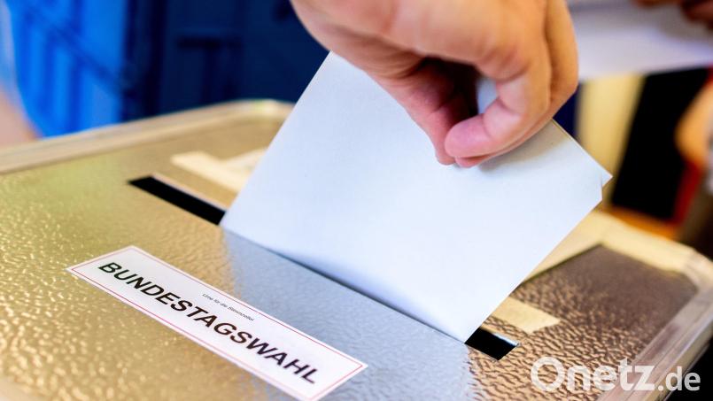 Ein Wähler wirft seinen Stimmzettel in eine Wahlurne. Die vorgezogene Bundestagswahl soll nach dem Platzen der Ampel-Koalition am 23. Februar erfolgen. Offizieller Auslöser für das grundgesetzlich geregelte Vorgehen bis dahin wird die Vertrauensfrage von Bundeskanzler Olaf Scholz sein. Symbolbild: Hauke-Christian Dittrich/dpa