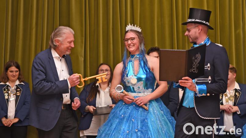 Bürgermeister Lothar Müller überreichte symbolisch den Rathausschlüssel an Prinzessin Annika I. und Prinz Florian II.. Bild: Gebert