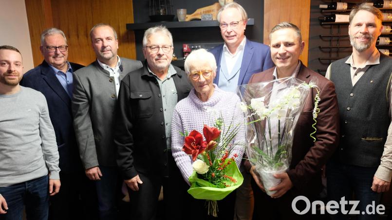 Mit Blumen und dem Glaspokal der Stadt ehrt Bürgermeister Marcus Gradl (Zweiter von rechts) die Eschenbacher Sportlegende Hannelore Ott. Viel Anerkennung erhielt auch Ehemann Karl (Vierter von links). Es gratulieren (von links) Michael Brüchner, Udo Müller, Bernd Miedl, Harald Olschner und Dominik Klüter. Bild: do