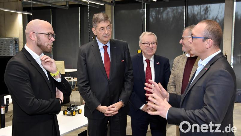 Uli Götz (rechts), Leiter des Schwandorfer Bildungszentrums, stellt den Gästen – hier zusammen mit Staatsminister Fabian Mehring, Handwerkskammer-Präsident Georg Haber, Handwerkskammer-Hauptgeschäftsführer Jürgen Kilger und Schwandorfs Oberbürgermeister Andreas Feller (von links) – die technische Ausstattung des Zentrums für digitale Gebäudetechnik vor. Bild: Fotostudio Schwarz/exb