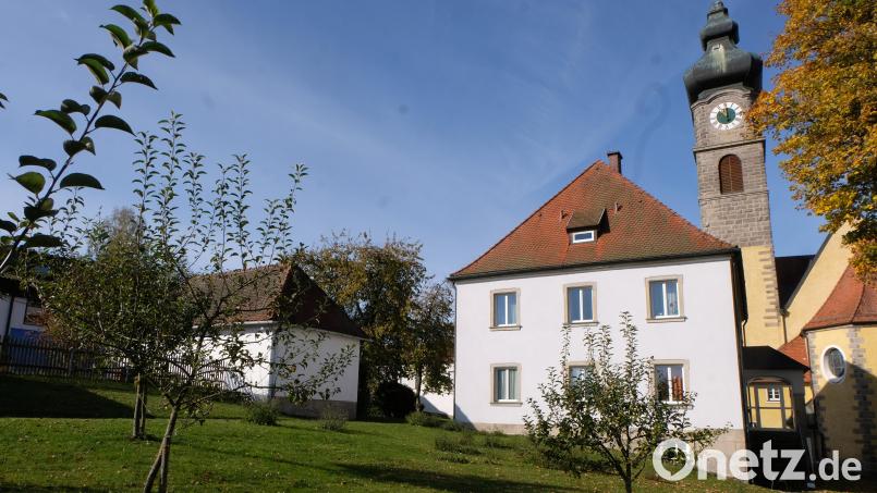 Bald ausgedient hat das Nebengebäude zwischen dem katholischen Pfarrhof und dem Kindergarten St. Johannes Maria Vianney (Bild links). Im Frühjahr nächsten Jahren steht der Abbruch des Gebäudes bevor. Archivbild: le