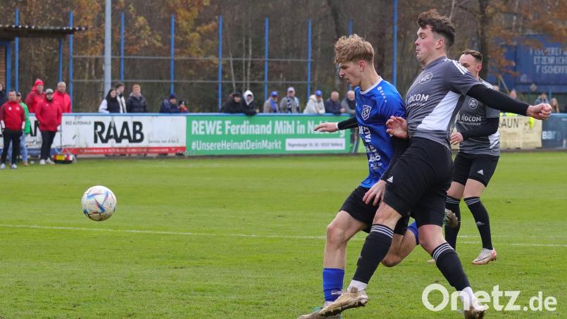 Johannes Janker (blaues Trikot) wird in dieser Szene vom Grafenwöhrer Bachmeier gefoult. Bild: war