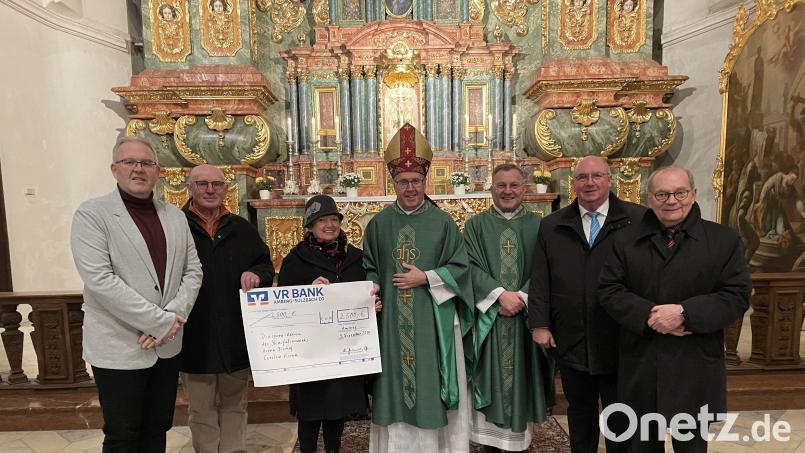 Ein nicht alltägliches Bild aus der Pfarrkirche St. Georg in Amberg: Michael Suttner, Franz Hirmer und Maria Paulus (von links) überreichen Bischof Czeslaw Kozon (Mitte) aus Kopenhagen im Beisein von (weiter von links) Pfarrer Markus Brunner, Michael Koller und Franz Eller einen Scheck. Bild:  Stephan Weiß