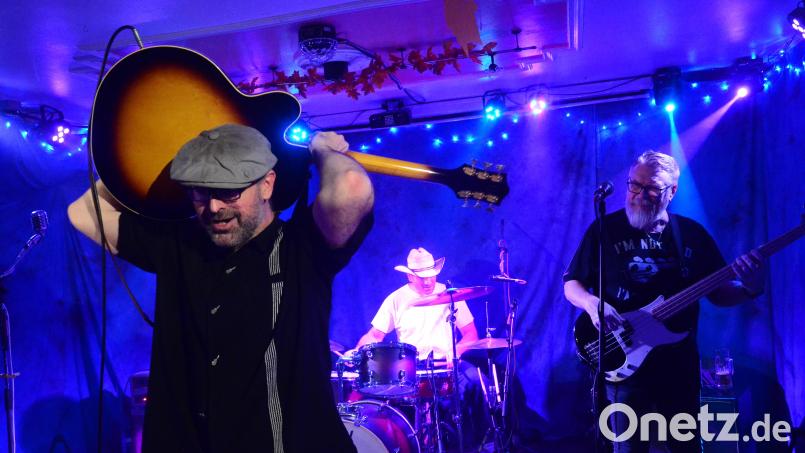 Spektakuläre Pose: Jan Stehlík spielt die Gitarre rücklings im Nacken. Bild: Kunz