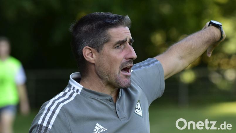 Christian Zechmann bleibt auch in der Saison 2025/26 Trainer des Fußball-Kreisligisten FC OVI/Teunz Bild: ham