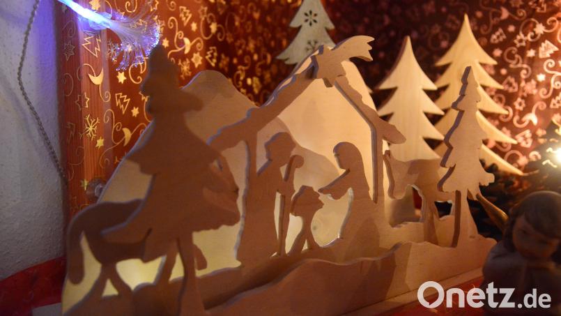 Holz- und Schnitzarbeiten wie diese Weihnachtskrippe als Schattenspiel sollen heuer der Schwerpunkt in den Pleysteiner Weihnachtsfenstern sein. Bild: bey