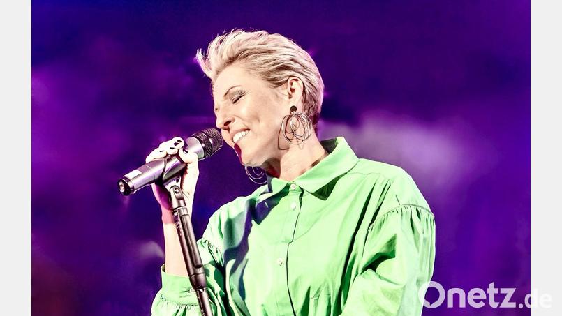 Alexandra Hofmann singt und moderiert den Abend in der Stadthalle in Neustadt/WN. Bild: Adrian Bedoy/exb