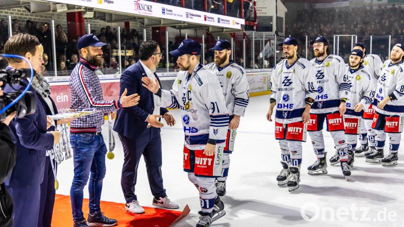 Ein Bild vom sportlichen Höhepunkt: Stefan Ziegler (Dritter von links) gratulierte den Spielern der Blue Devils Weiden in Hannover zum Aufstieg in die DEL2. Am Mittwochvormittag stellte die Ziegler-Holding-GmbH der Ziegler Group, Hauptsponsor der Blue Devils, Insolvenzantrag. Archivbild: Tobias Neubert