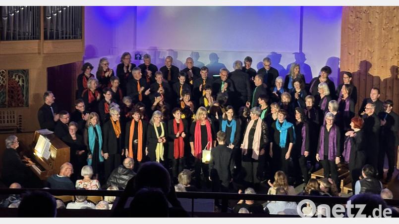 Der Rainbow-Chor aus Buchberg in der Schweiz feiert sein 20-jähriges Bestehen. Der Schnaittenbacher Chor Happy Voices bereichert das Programm. Zwei gemeinsam gesungene Lieder bilden den Abschluss des Konzertnachmittags. Bild: Rainbow-Chor, Buchberg/CH