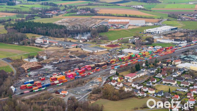 Die Luftaufnahme aus dem August 2024 zeigt den Güterbahnhof der Ziegler-Group in Wiesau und die beiden Logistikhallen des Unternehmens mit jeweils 10.000 Quadratmetern Grundfläche (oberer Bildrand). Archivbild: mür
