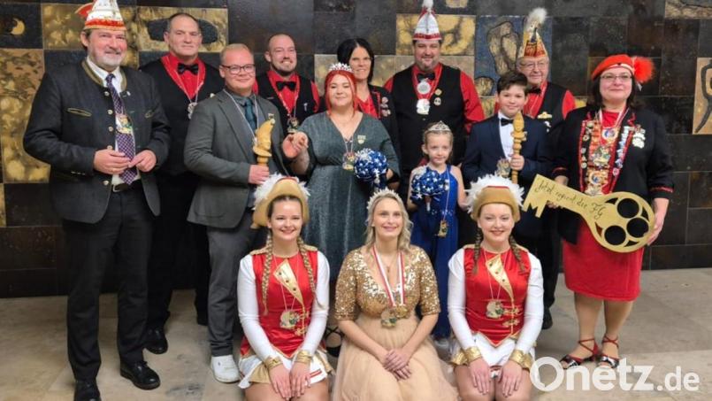 Die neuen Prinzenpaare und das Präsidium der FG Nabburg sind auf dem Foto mit dem Bürgermeister zu sehen. Bild: Stephanie Wisgickl /exb