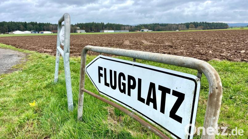 Verpachtung? Verkauf? Sonderlandeplatz? Noch ist nicht entschieden, wohin die Reise für den Flugplatz Latsch geht. Nur eins ist sicher: die Stadt möchte den Flugplatz behalten, aber die Kosten senken. Bild: Gabi Schönberger