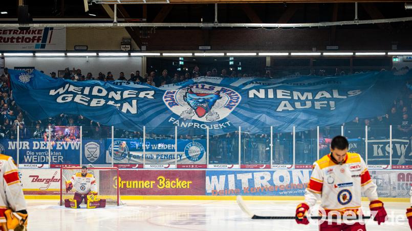 Die Weidener Fankurve präsentiert die Blockfahne „Weidner geben niemals auf“ am ersten DEL-2-Spieltag gegen den ESV Kaufbeuren. Bild: Elke Englmaier/exb