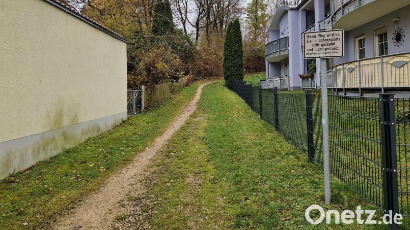 Über diesen Fußgänger-Schotterweg könnten die Einbrecher in der Nacht schnell laufend geflohen sein. Der Pfad verbindet den Parkplatz Bayreuther Straße mit der Renner-Seitz-Straße, wo Anwohner in der Tatnacht verdächtige Geräusche hörten. Bild: Tobias Gräf