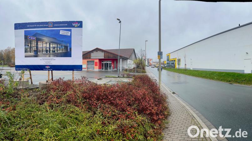 Das Schild kündigt es schon seit einer Weile groß an: In der Robert-Bosch-Straße wird am Standort des ehemaligen Netto-Marktes (links) eine Aldi-Filiale entstehen, nachdem Netto rechts daneben neu gebaut hat. Wie Aldi Süd bestätigt, wird die jetzige Aldi-Filiale in der Unteren Bauscherstraße hierher in den Neubau umziehen. Bild: Gabi Schönberger