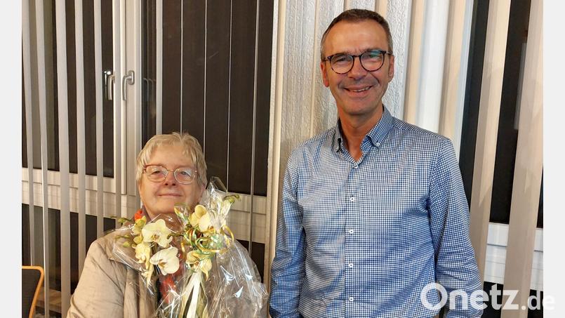 Bürgermeister Peter Achatzi verabschiedet Gertraud Kasper als Seniorenbeauftragte. Bild: mfh
