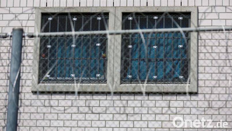 Wegen Körperverletzung gegen Strafgefangene wird nun auch in Nürnberg ermittelt. (Archivbild) Bild: Daniel Karmann/dpa