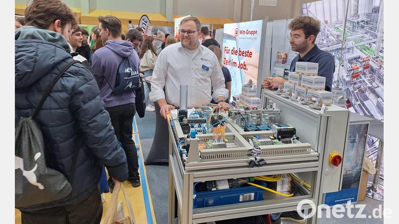 Hier wirbt Kristof Schönberger (Mitte) von der Firma Witron mit technischem Gerät für seinen Arbeitgeber. &quot;Gegen die Chips haben wir damit aber keine Chance&quot;, scherzt er angesichts der Konkurrenz gegenüber von der Firma Lorenz. Bild: bl