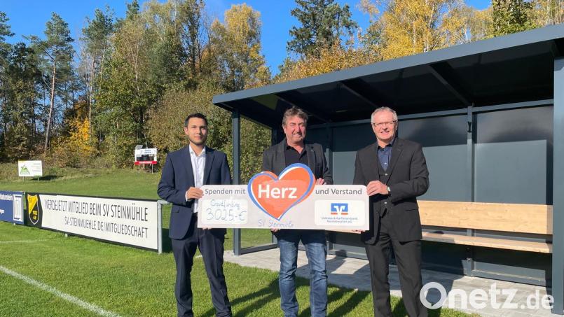 3025 Euro Erlös für den SV Steinmühle erzielt hat ein Crowdfunding-Projekt der Geschäftsstelle Mitterteich der Volksbank Raiffeisenbank Nordoberpfalz. Den symbolischen Scheck nahm Vereinsvertreter Franz Faltenbacher (Mitte) von Privatkundenberater Christian Schels (links) und Regionalmarktleiter Harald Zottmeier (rechts) in Empfang. Bild: Harald Zottmeier/exb