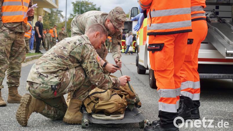 Zwei US-Soldaten kümmern sich um einen auf einer Trage liegenden Patienten, zwei deutsche Sanitäterinnen helfen. Bild: jut