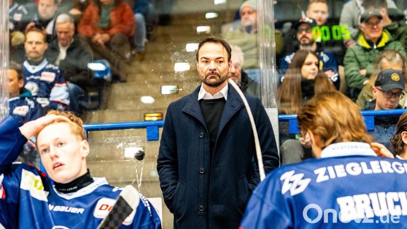 Trainer Sebastian Buchwieser (Mitte) musste gemeinsam mit seinen Spielern der Blue Devils Weiden die Hiobsbotschaft von der Insolvenz des Hauptsponsors verarbeiten. Bild: Elke Englmaier