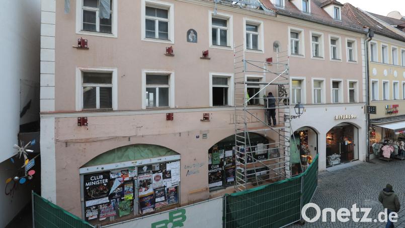 Es tut sich was beim Hussel-Haus – der Schriftzug &quot;Hussel&quot; ist verschwunden. Schon Ende nächsten Jahres soll im Erdgeschoss ein Einzelhandelsgeschäft einziehen. Darüber entstehen Mietwohnungen. Bild: Wolfgang Steinbacher