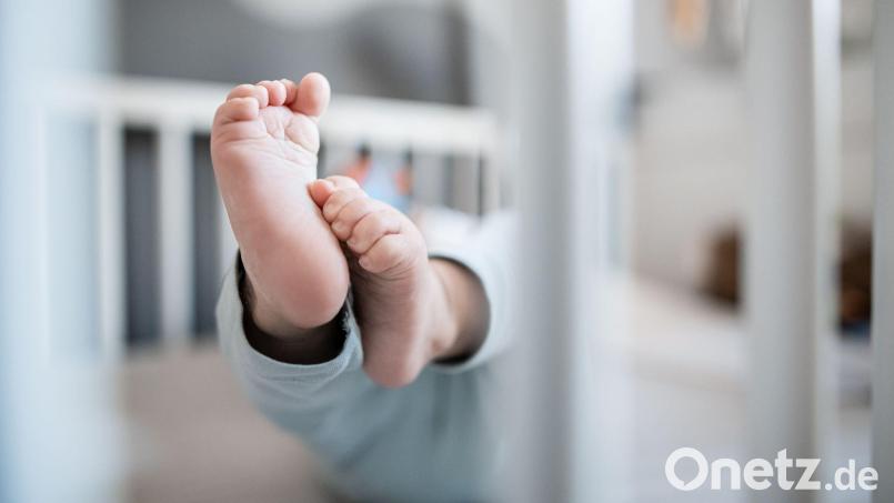 Kurz vor der Geburt seines Kindes hat ein Man zwei Unfälle am Klinikumsparkplatz verursacht. Bild: Fabian Strauch/dpa/dpa-tmn