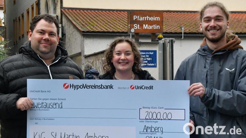 Die Käfer-Apotheken spenden jedes Jahr Geld für den sozialen Zweck. Die Summe beträgt 2000 Euro und geht dieses Jahr an die KjG St. Marien Amberg; (von links): Frederik Strobl (Käfer-Apotheken), Paul Hofmann (KjG St. Marien) und Anja Dotzler (KjG St. Marien). Bild: Petra Hartl