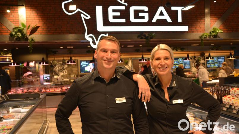 Stefan und Claudia Legat in ihrem neuen Markt in Waldsassen. Bild: jr