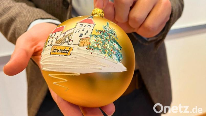 Ab sofort gibt es die Christbaukugel mit Schwandorfs Wahrzeichen – dem Blasturm – zu kaufen. Bild: Andreas Hofmeister/exb