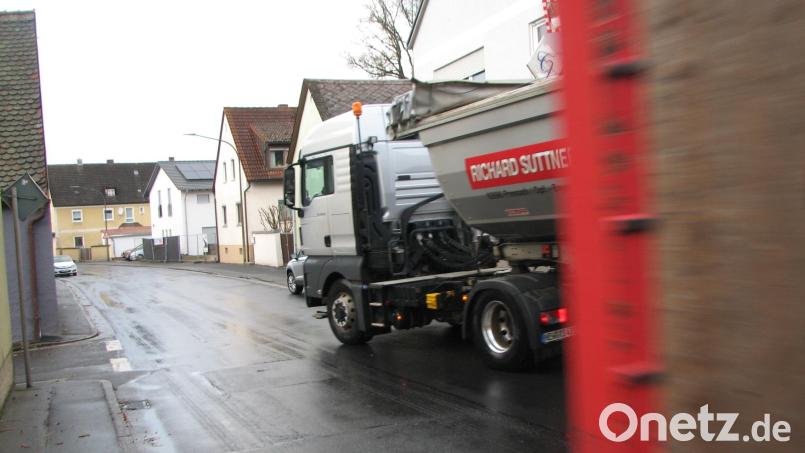 Da links und rechts in der Hüttener Straße geparkt wird, kommt es mit den Lkw oft zu widrigen Verkehrssituationen. Bild: knh