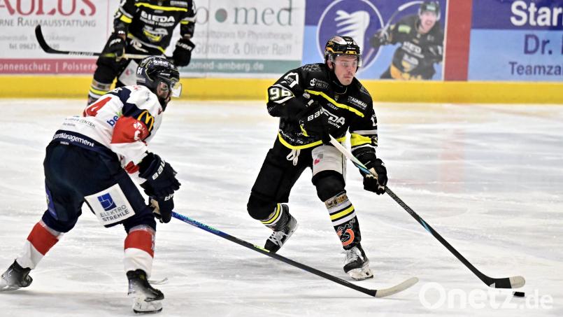 Brendan Walkom (rechts) erzielte am vergangenen Spieltag vier Tore für den ERSC Amberg gegen Landsberg. Diese Treffsicherheit soll den Wild Lions am Wochenende auch wieder einmal einen Sieg bescheren. Archivbild: Hubert Ziegler