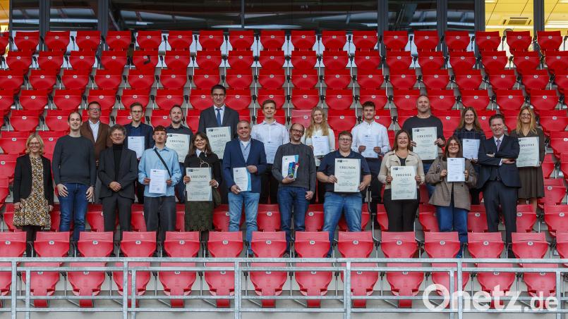 Sie gehören zu den Besten der Region: Die IHK zeichnet die besten Absolventen in Aus- und Weiterbildung aus. Bild: Uwe Moosburger/Altrofoto