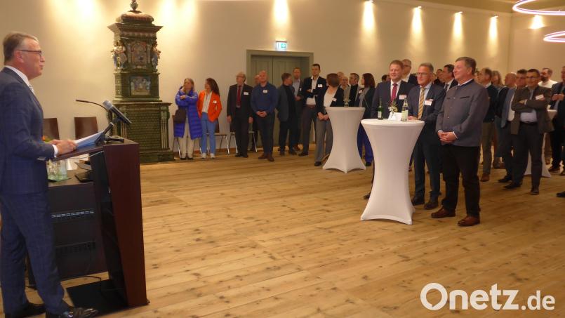 Bürgermeister Franz Stahl (links) begrüßt im historischen Rathaussaal die Gäste zum 12. Tirschenreuther Wirtschaftsdialog. Bild: tss