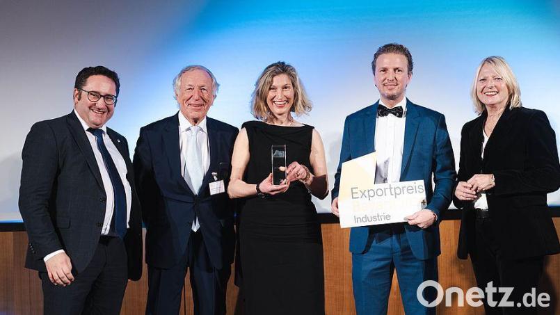 Bayerns Wirtschaftsstaatssekretär Tobias Gotthardt (links) und Laudatorin Elisabeth Hintermann (rechts) überreichen den Exportpreis Bayern 2024 an (weiter von links) Johannes, Nikola und Michael Heckmann von der Korodur International GmbH aus Amberg. Bild:  Bayern International GmbH