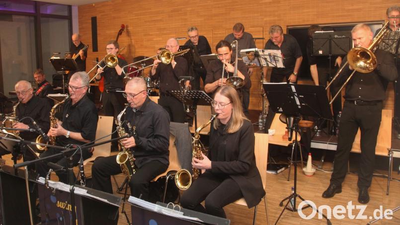 Mit einem Konzert im Schwandorfer KMK-Saal feiert die Bigband "Swing-a-ling-ding" das 25-jährige Bestehen. Bild: Hirsch