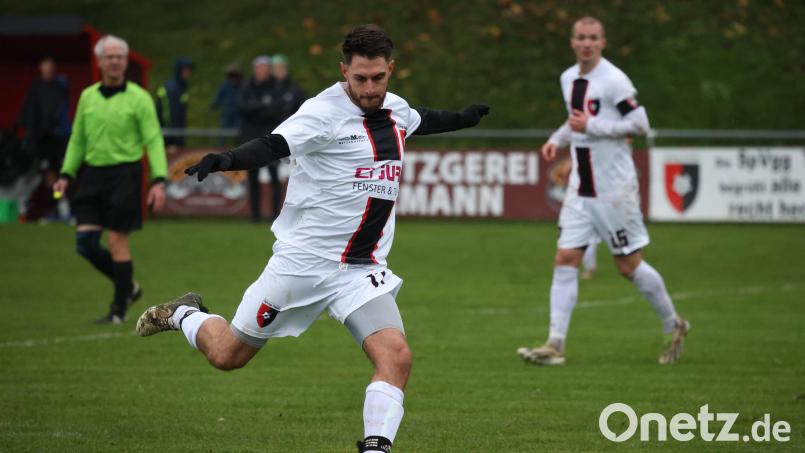 Kein normaler Aufsteiger: Die SpVgg Trabitz um Sonnur Oeksuez (vorne) steht zur Winterpause souverän auf Platz eins der Kreisklasse West. Großen Anteil daran hat freilich auch Neuzugang Johannes Renner (rechts), der aus der Bezirksliga in die Kreisklasse wechselte. Bild: Dieter Jäschke