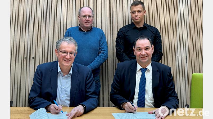Die Bauvereinbarung ist unterzeichnet: Im Bild Bürgermeister Franz Grabinger und WWA-Leiter Mathias Rosenmüller (sitzend von links) zusammen mit Gerhard Brunner aus der Bauverwaltung der VG Schwarzenfeld und Bastian Praller, Projektleiter am WWA Weiden (stehend von links). Bild: Tobias Reitmeier/exb