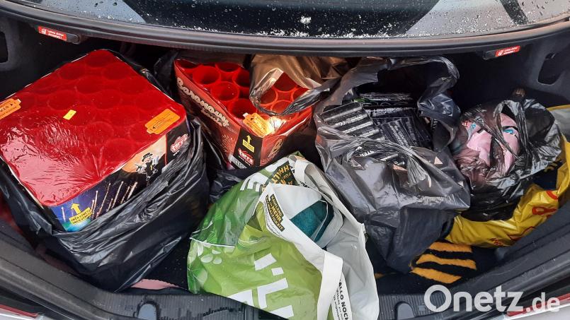 Ein Kofferraum voller Pyrotechnik: Bei einer Kontrolle in Waldsassen stießen Beamte der Bundespolizei auf eine große Menge illegaler Feuerwerkskörper. Bild: Bundespolizei/exb