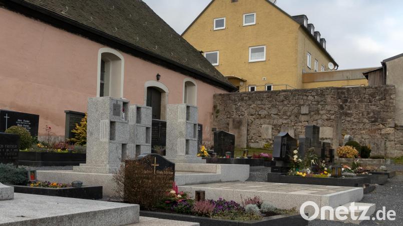 Das sind die Urnenstelen am Friedhof in Bärnau. In einer Stele befinden sich drei Fächer – ein Fach entspricht dabei einem Grabplatz. Bild: Susanne Forster
