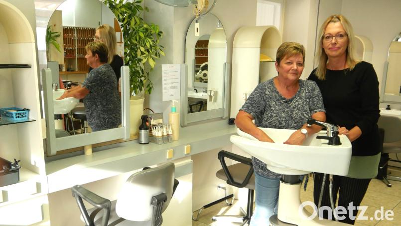 Chefin Else Stadelmann (links) schließt ihren Salon am 29. November; ihre letzte Mitarbeiterin Monika Pickel (rechts) eröffnet in Illschwang einen eigenen Kleinbetrieb im Friseurhandwerk. Bild: no