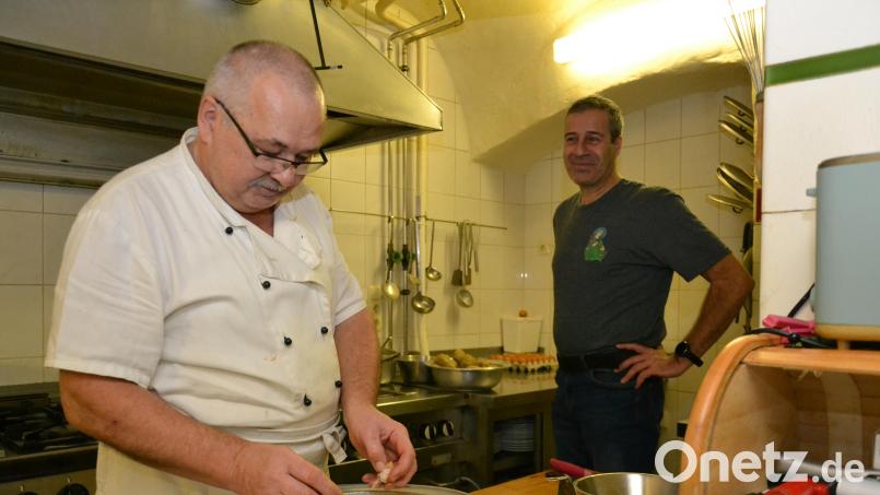 Rudi Wöhrl (links) geht nach über 45 Jahren als Koch im Gasthof Schwan in Rente. Das ist der Hauptgrund, dass Franz Kühn (rechts) das Wirtshaus zusperren muss. Bild: tss