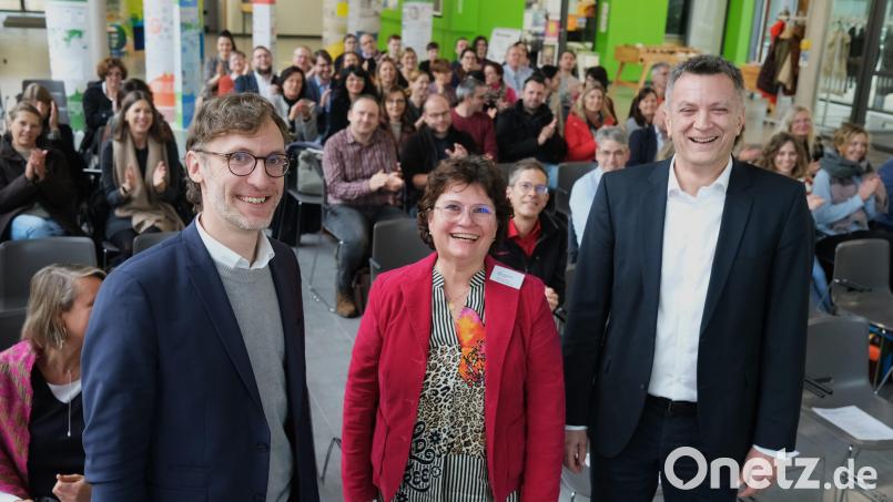 Professor Dr. Andreas Ebneth, Schulentwicklungsberaterin Irene Sebald und Oberstudienstudiendirektor Jürgen Gleixner (von links) stellen neue Bildungsansätze vor und bekommen Beifall von den Multiplikatoren der Oberpfälzer Schulen. Bild: Hirsch