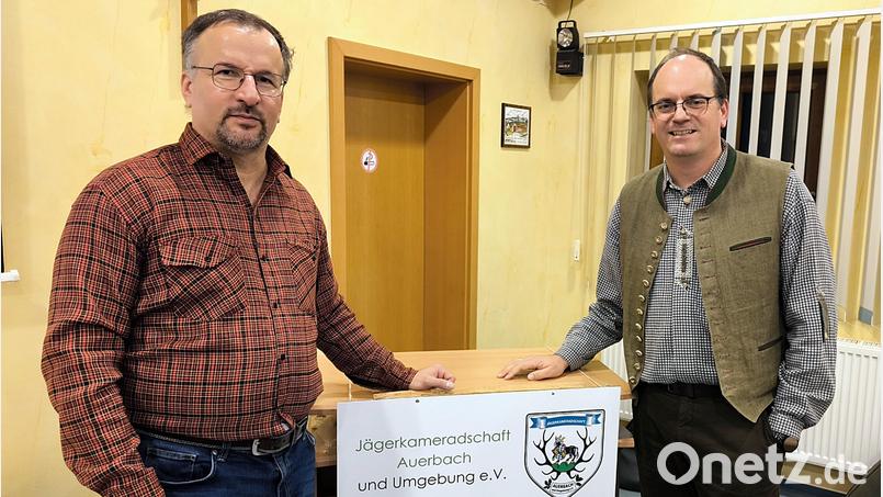 Dieter Melzner (links) referierte über Neuerungen im Waffenrecht. Rechts der Vorsitzende der Jägerkameradschaft Auerbach, Roland Schleicher. Bild: jma